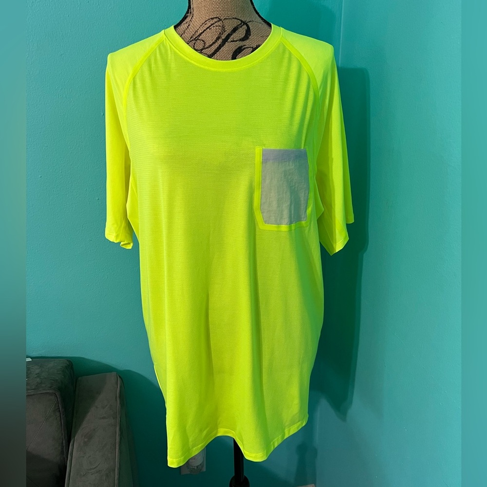 EUC Men’s Lululemon Neon Green Short Sleeve Shirt w/Mesh Material Pocket